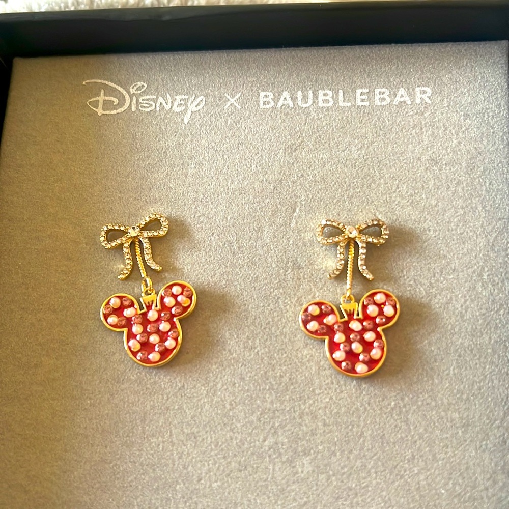 NWT Disney Minnie earring with Pearl and rhinestones!